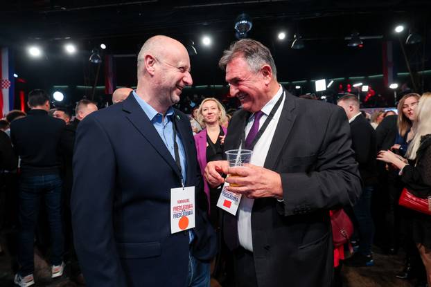 Zagreb: Slavlje u izbornom stožeru Zorana Milanovića nakon rezultata prvih izlaznih anketa