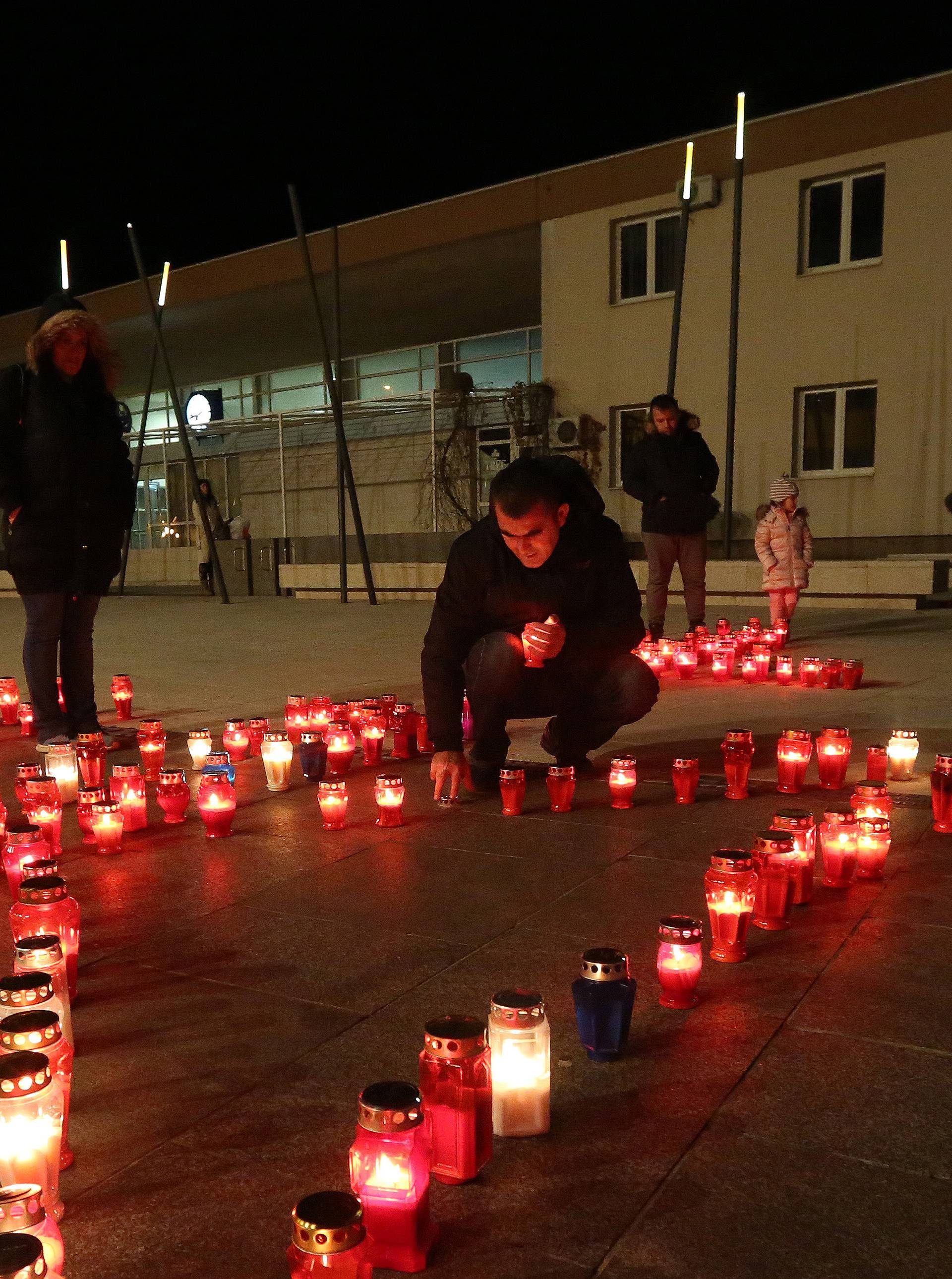 Knin: građani zapalili svijeće ispred spomenika Oluja 95.