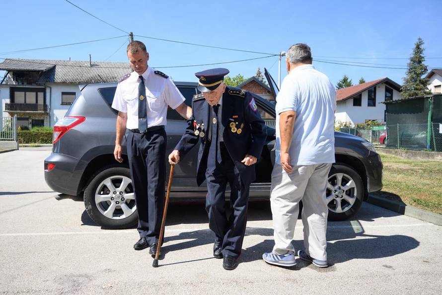 Sesvetski Kraljevec: Najstariji vatrogasac Stjepan Masan proslavio 100. rođendan s članovima DVD-a Sesvetski Kraljevec
