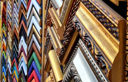 Uokvirili su sve - i gaćice i papin rukav! Tko stoji iza toga?