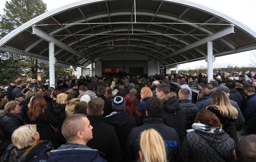 Editu Ptičar ispratile su tisuće: 'Za tebe bi uvijek bilo prerano'