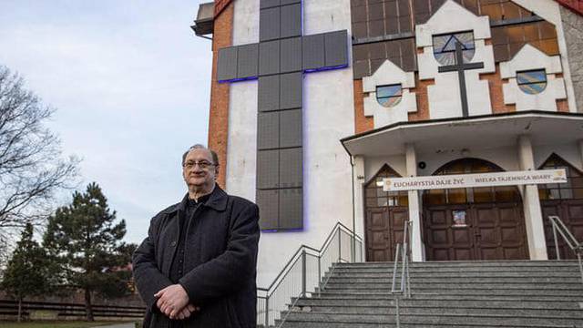 Svećenik je na crkvu stavio divovski križ od solarnih panela