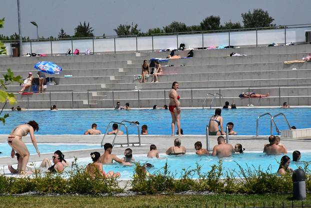 Slavonski Brod: Gradski bazeni na Vijušu pravo su ozvježenje od nepodnošljivih ljetnih vrućina