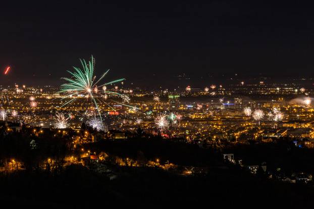 Vatromet u novogodišnjoj noći iznad Zagreba