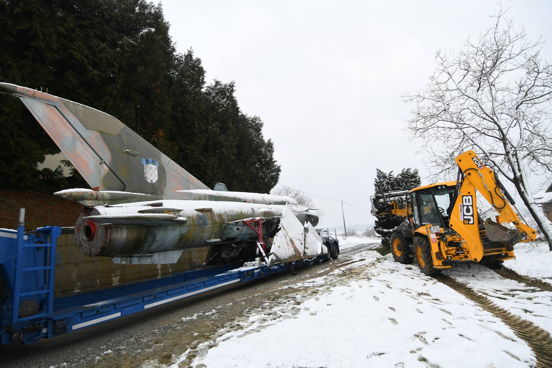 Bjelovar: Zrakoplov MiG 21 BIS i helikopter Mil Mi-24 dopremljeni u Kapelu gdje će biti turistička atrakcija