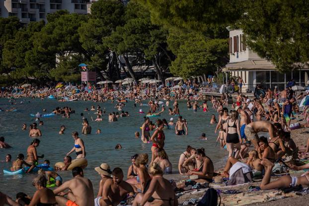 Makarska:  Gužva na glavnoj plaži u Makarskoj