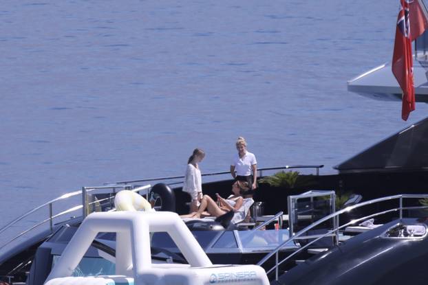 Obiteljski odmor slavnog podcastera na Braču: Joe Rogan uživa na superjahti, kupa se i skače u more