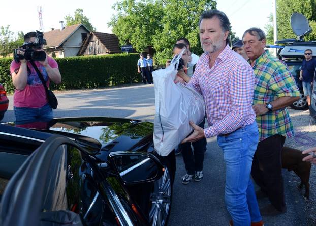 FOTO Suze, poljupci i - očaj na licu. Ovako su političari ulazili i odlazili iz zatvora u Remetincu