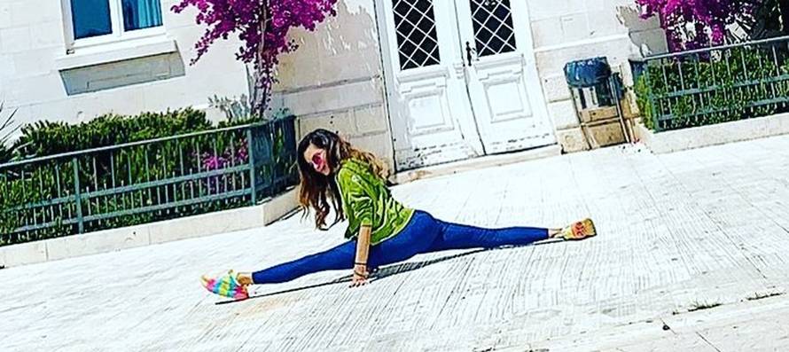 Pišek pokazala koliko je gipka: Napravila špagu u centru grada