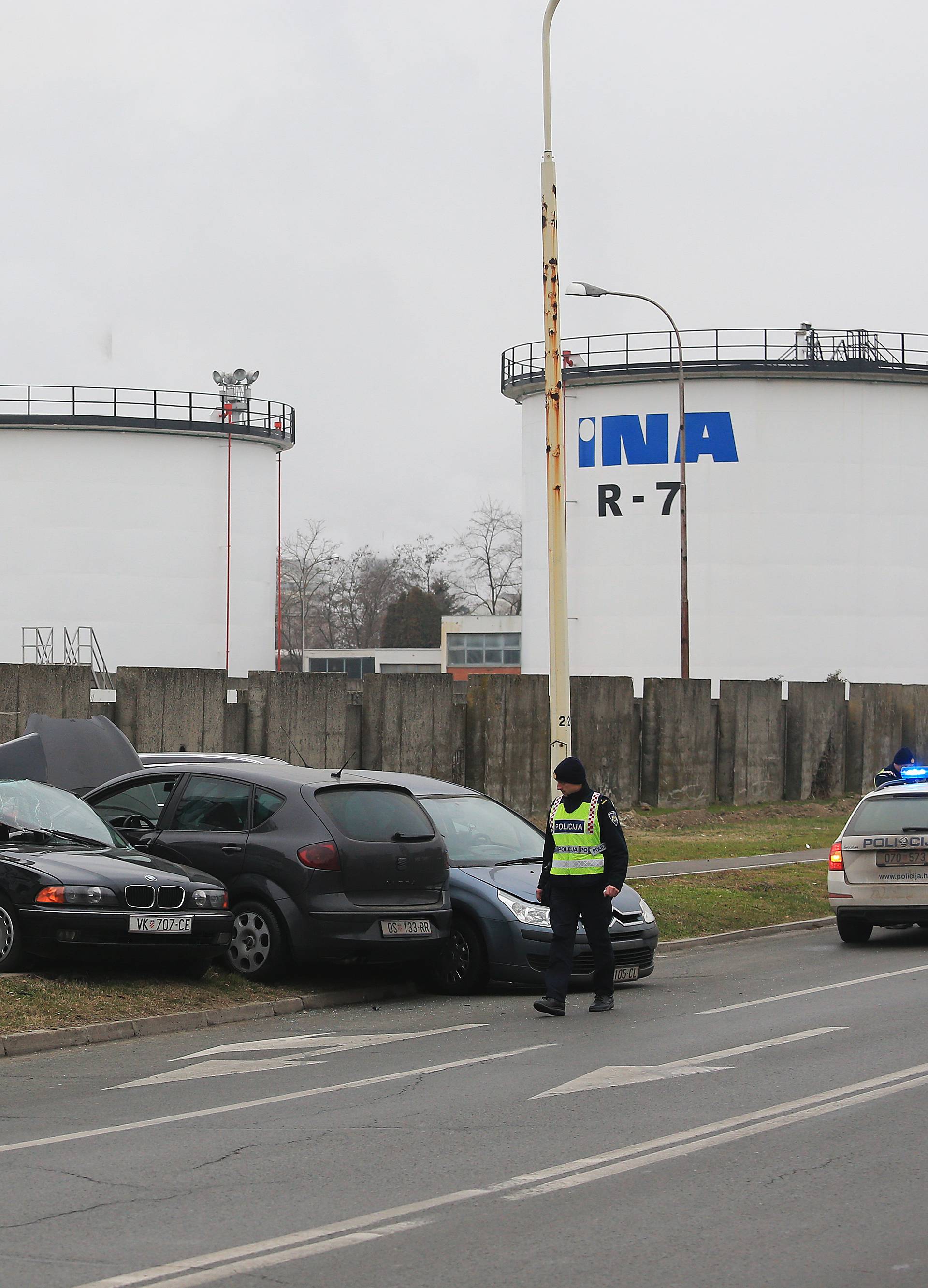 Šleper proklizao pa je zgužvao 4 automobila na parkiralištu