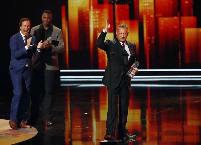 Tom Hanks accepts his award during the People's Choice Awards 2017 in Los Angeles