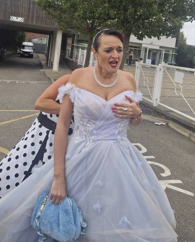 Jilted bride left in tears after racegoers �laughed� at her wedding dress