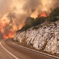 Pogledajte kako požar u blizini Trogira proždire sve pred sobom