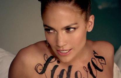 J. Lo je opasna cura: U spotu pozira u toplesu s tetovažama