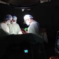'Fotka koju svijet mora vidjeti!' Ukrajinski doktori u polumraku nastavili čovjeku operirati srce
