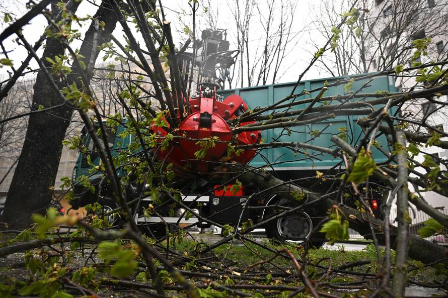 Zagreb: Olujni vjetar rušio bicikle i skele 