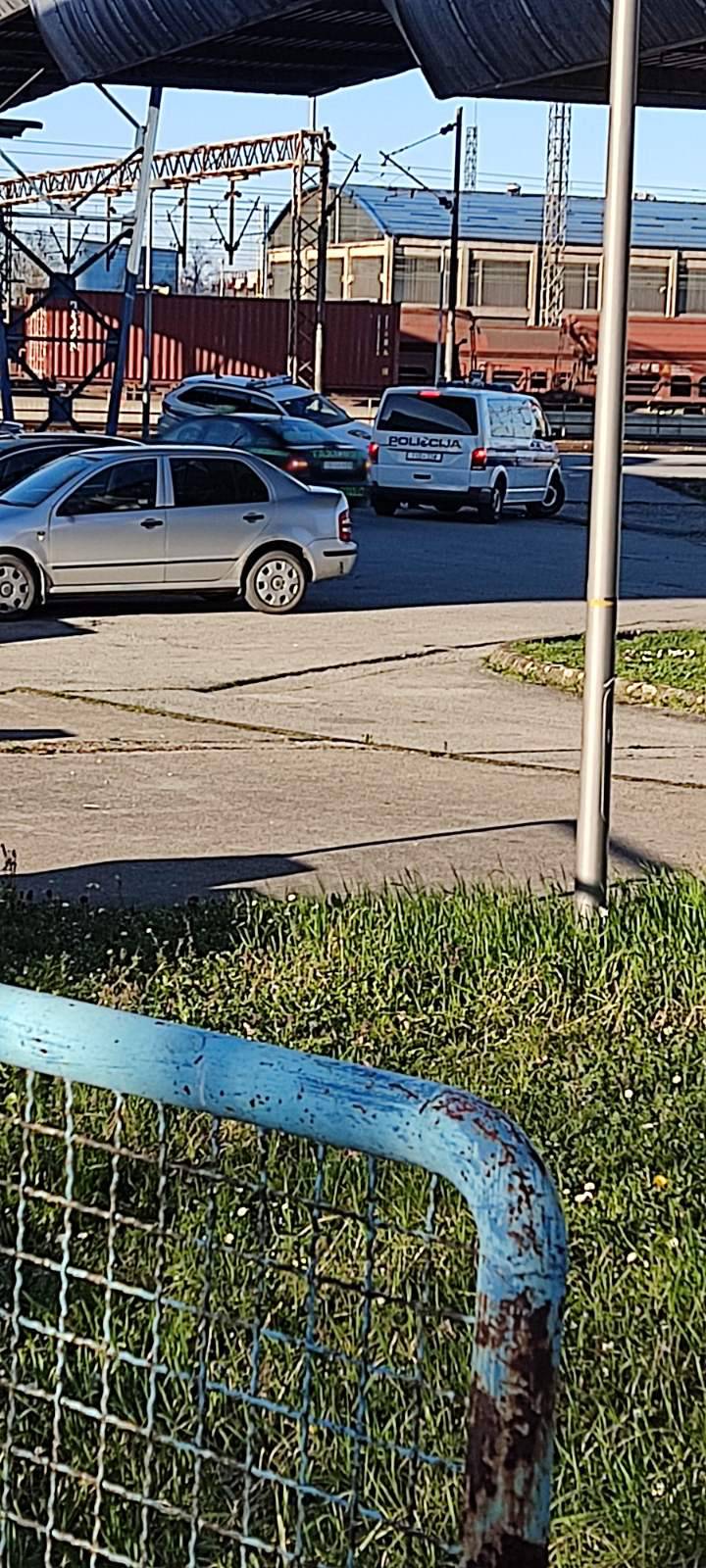 Ups! Policajci u službenom autu zaglavili na pruzi u Sl. Brodu: 'Brzo su oni to uspjeli riješiti'