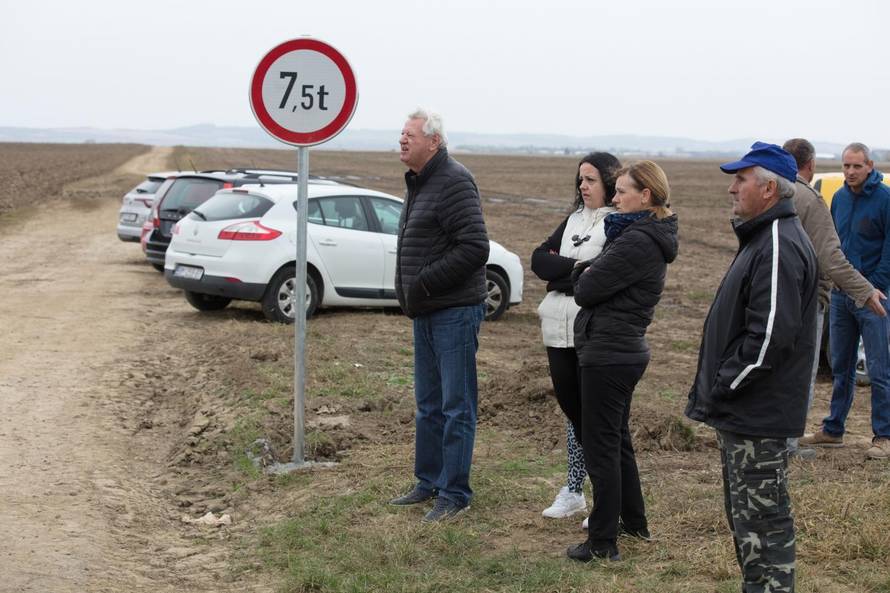 Mještani Čeminca prosvjedovali protiv načelnika Zlatka Pinjuha
