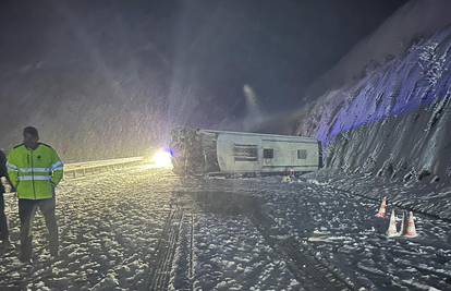 Nesreća kod Brinja: Prevrnuo se autobus, jedan poginuli, četvero ljudi s težim ozljedama u bolnici