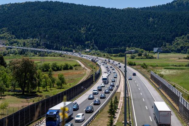 Otočac: Nastala kolona zbog prometne nesreće u tunelu Brezik u smjeru Zagreba