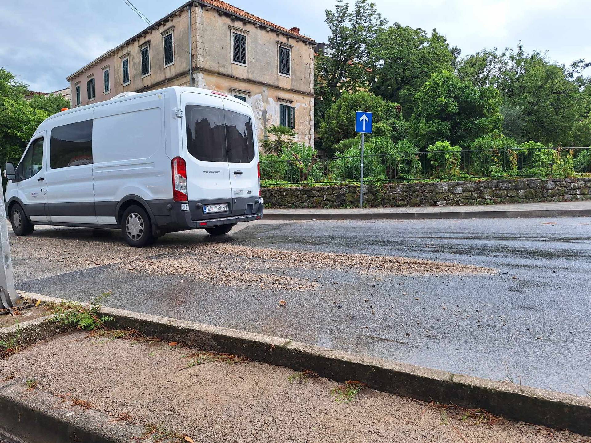 FOTO Nevrijeme u Dubrovniku: Odron kamenja, stabla na cesti