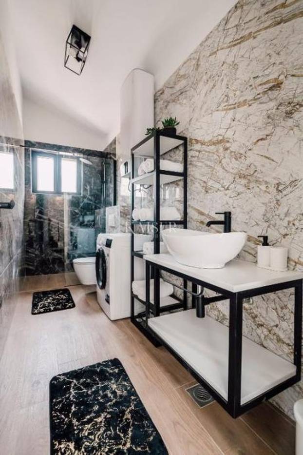 FOTO Ova vila sagrađena od kamena starog 120 godina, a cijena je prava sitnica