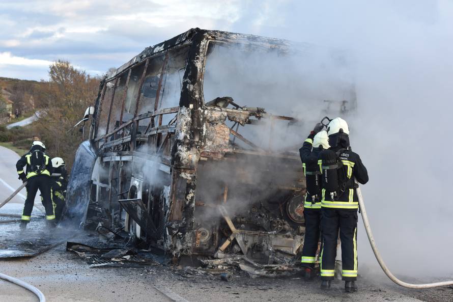 Danilo Kraljice: Vatrogasci gase autobus koji se zapalio