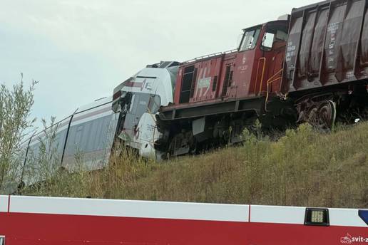 PRIZORI U&Zcaron;ASA Putni&ccaron;ki vlak smrskan u sudaru s teretnim, na terenu i helikopter hitne