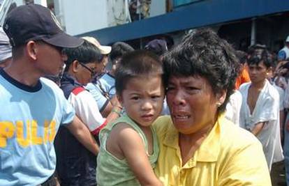 Filipini: Spasili ženu koja je 30 sati plutala u moru