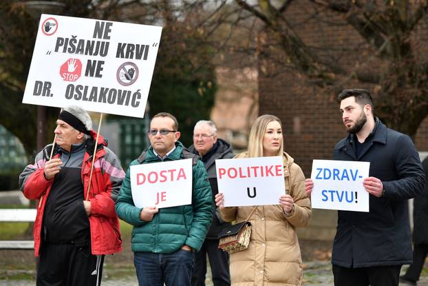 Na Trgu Republike u Čakovcu održan prosvjed u znak podrške kirurzima