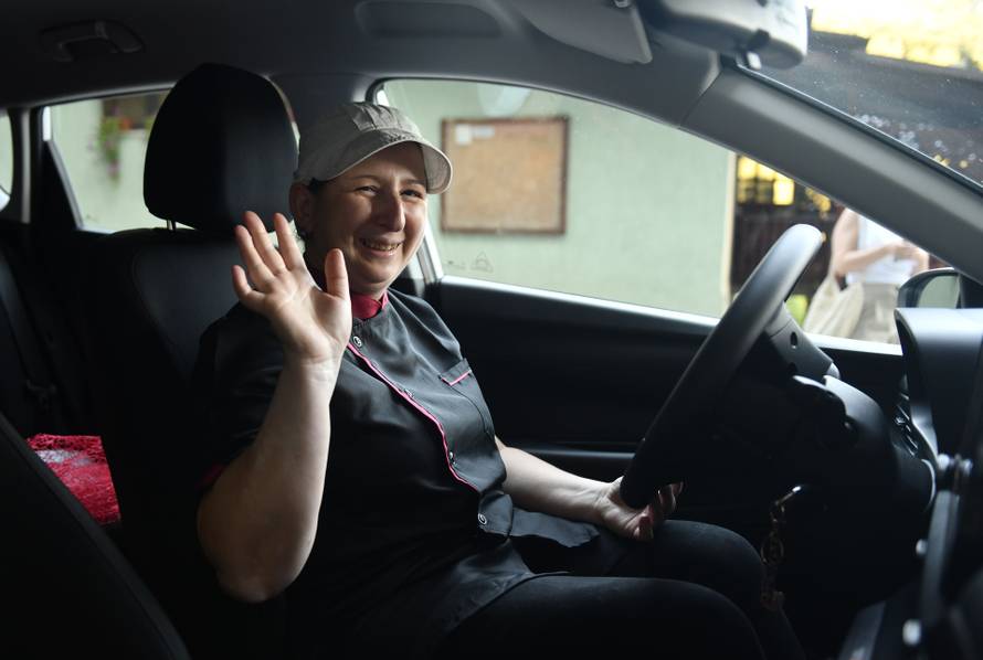 Zvečaj: Kuharica od gazde dobila auto na poklon za 20 godina rada