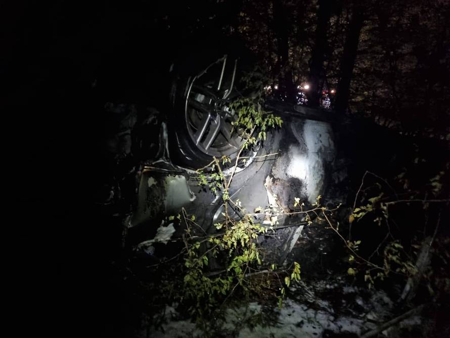 ČUDO NA KRKU Pogledajte što je preživio mladić! Autom sletio  s ceste, prevrnuo se i zapalio!