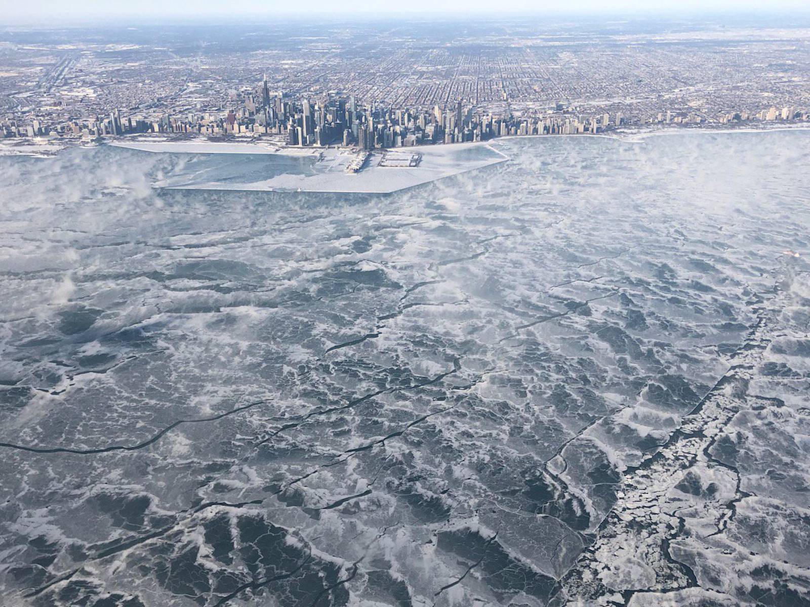 Nevjerojatne snimke iz aviona: Jezero Michigan prekrio je led