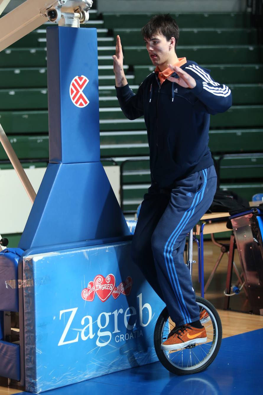 Zagreb: Košarkaš Cibone Dario Šari? u?i žonglirati uz žonglera Tomislava Kozar?anina