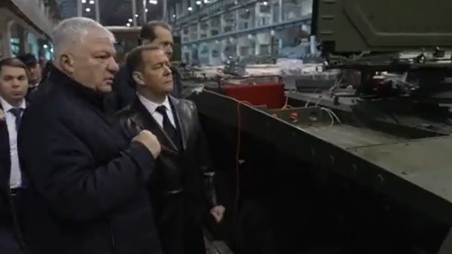 Medvedev otišao u obilazak tvornice tenkova, a svi bruje o kaputu: 'Kao u vrijeme Staljina'