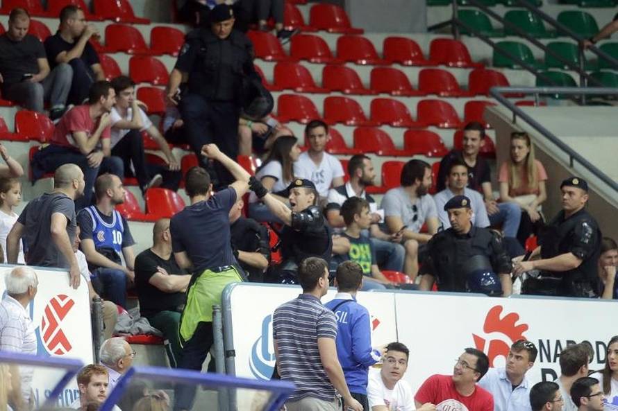 Frka u dvorani: Zadrani palili zastave i tukli se s policijom