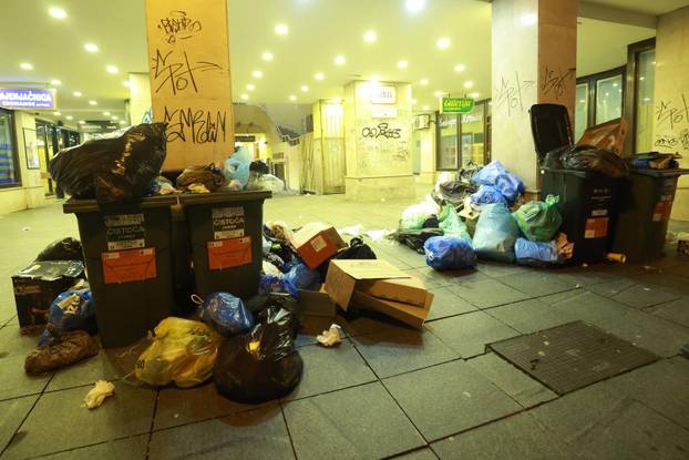 Zagreb: Centar grada prepun je smeća, radnici Čistoće zasad nisu izašli na teren