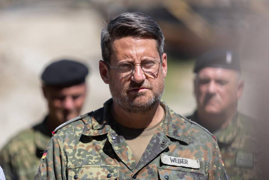 Osijek: Ministar Ivan Anušić na izvlačenju replike nasukanog antičkog rimskog broda na obali rijeke Drave