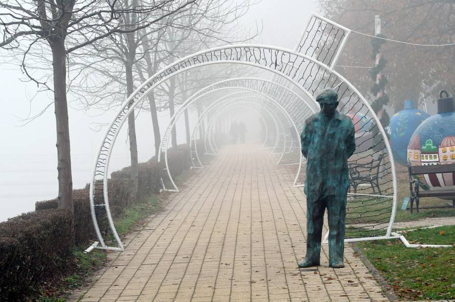 Maglovito prijepodne u Sisku