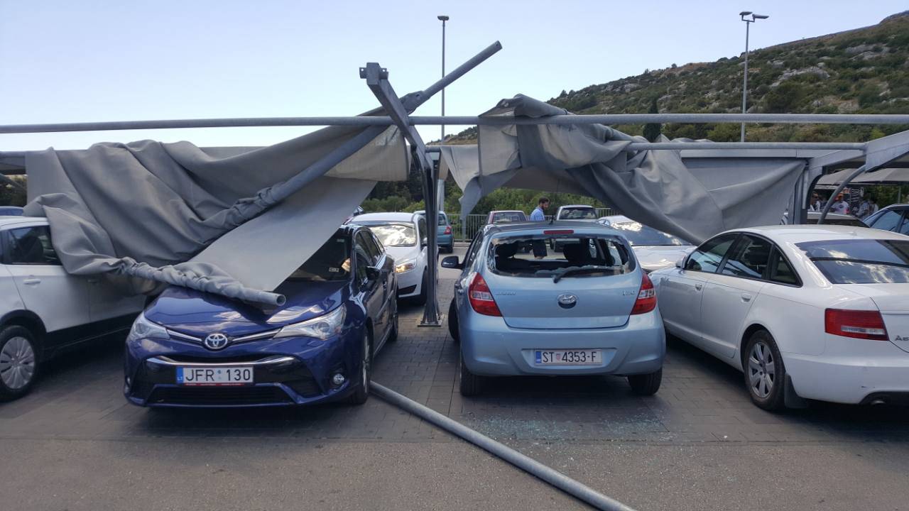 Tenda pala na aute u Trogiru: 'Žena je izašla i počela vrištati'