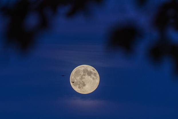 Pun mjesec na vedrom nebu iznad Čakovca