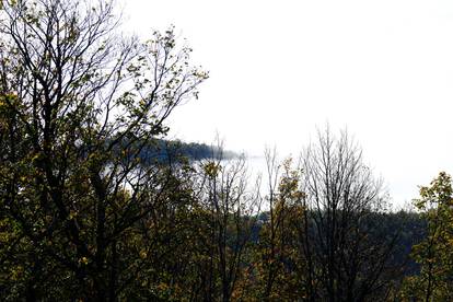 Pogled sa Sljemena na Zagreb koji je prekriven gustom maglom 