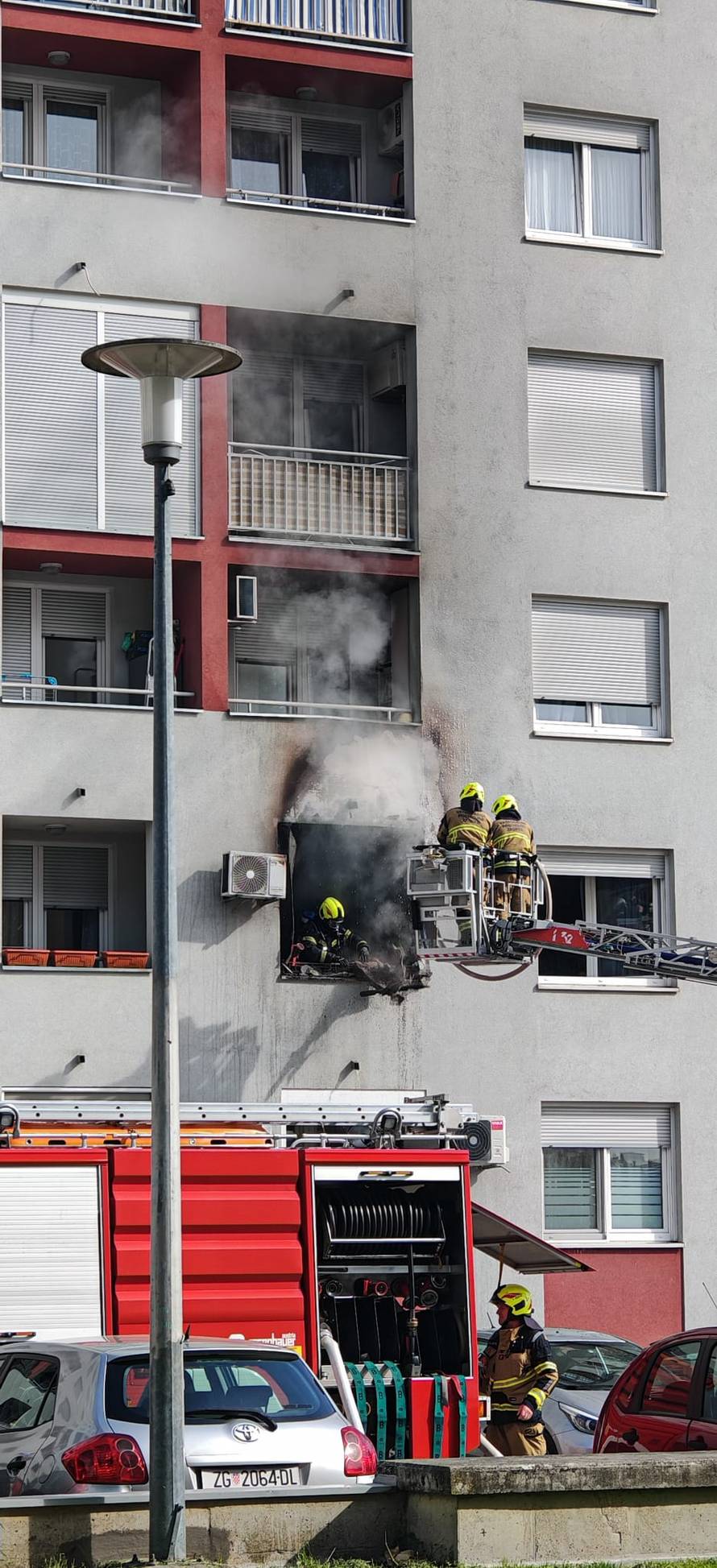 VIDEO Buknuo je požar na balkonu stana u Zagrebu!