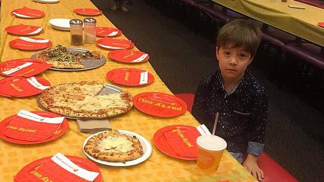 Sam za stolom: Dječaku (6) nitko nije došao na rođendan