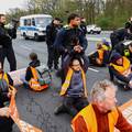 Ekološki aktivisti nastavili s blokadom prometa u Berlinu, pokušali se zalijepiti za cestu