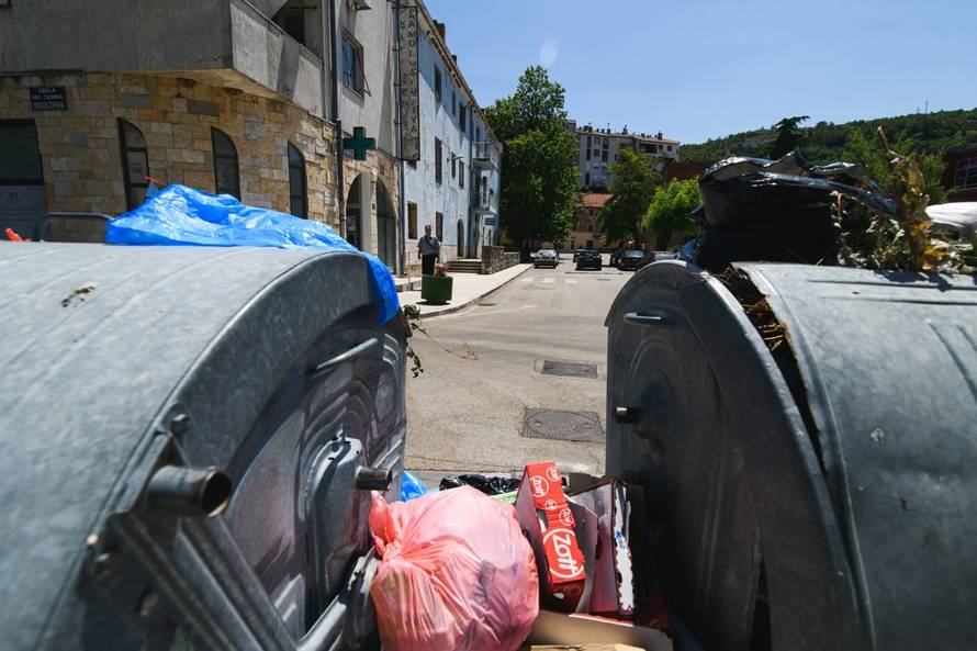 Zbog prosvjeda komunalnih radnika ne odvozi se otpad u Obrovcu