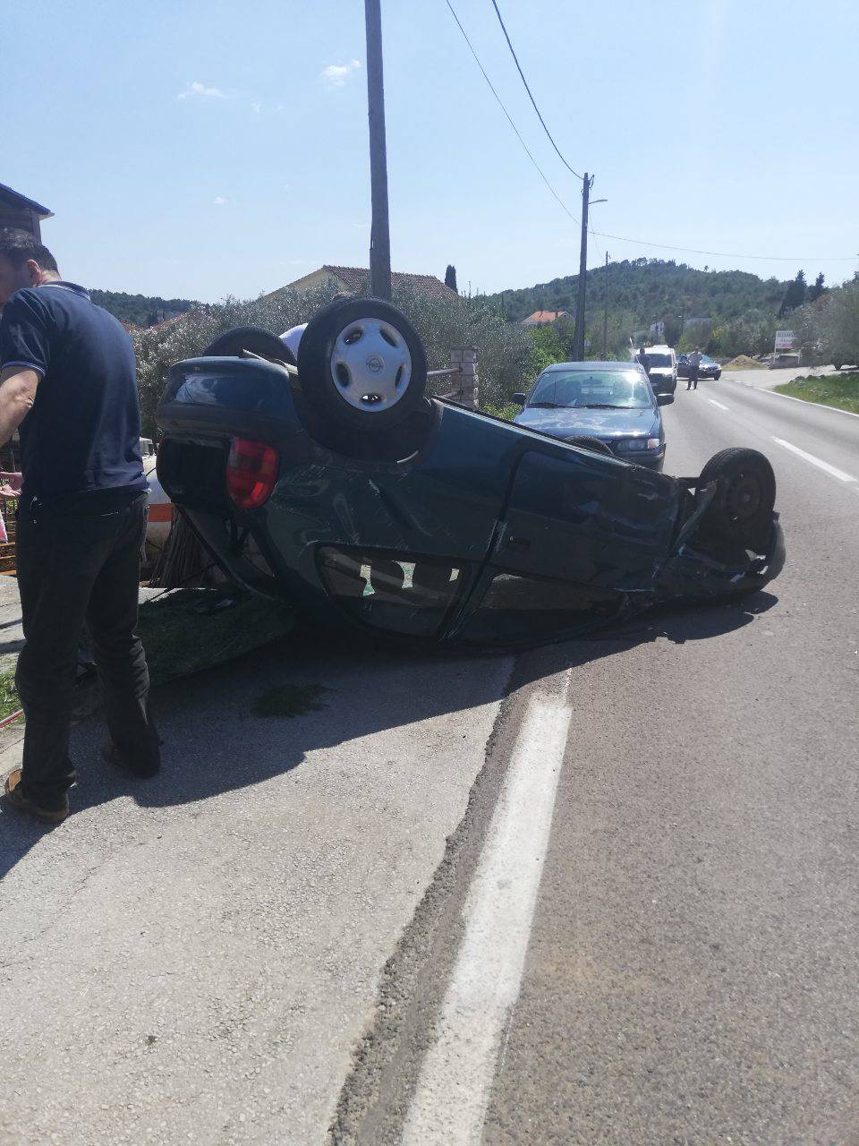 Sudar dva auta, jedan završio na krovu: Troje ljudi je u bolnici