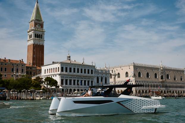 Prizori koji ostavljaju bez daha! Pogledajte modele u mokrim haljinama na jahtama u Veneciji