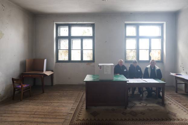 Škola u Željeznom Žumberačkom odavno se ne koristi, ali danas je otvorena zbog izbora