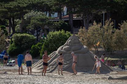 FOTO Velika mačka, herc dama, čovjek koji se sunča: Pogledajte fantastične pješčane skulpture